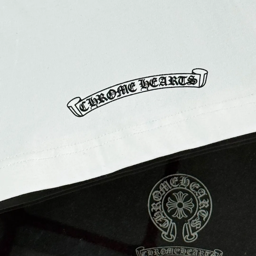 P170 Chrome Hearts 25 high-end versions. The fabric is made of 300 grams of high-density pure cotton. It does not deform or shrink. It has three labels. It is the same style for men and women. Technology: suede foaming + digital printing. Color: white, black. SIZE: S-XL.